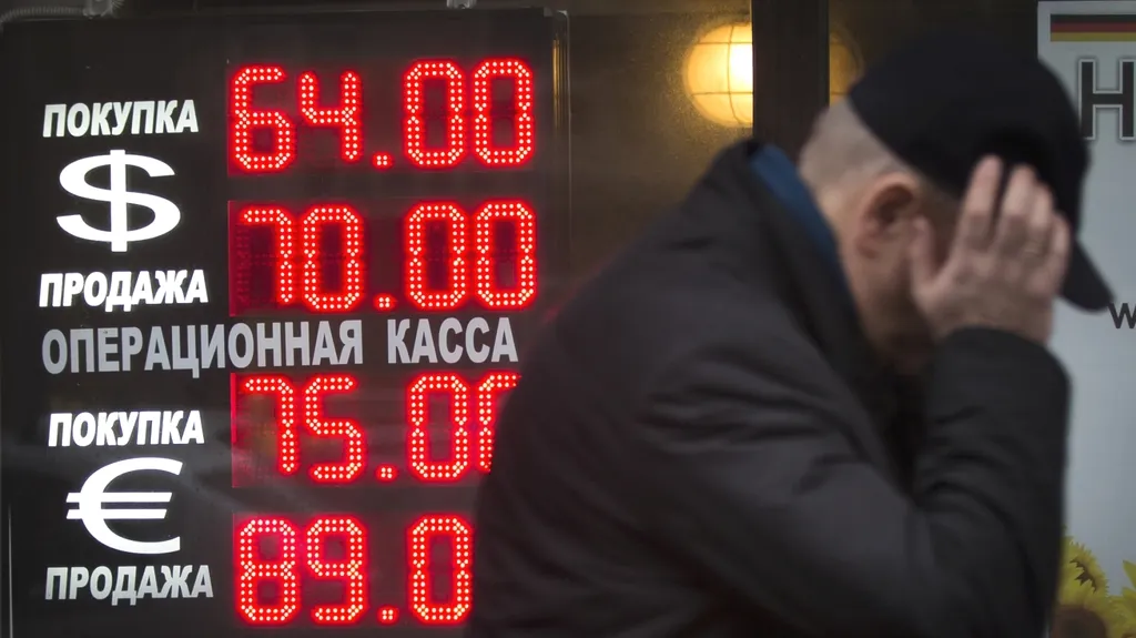 Rubl se dál propadá