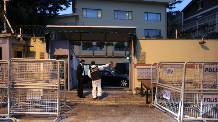 Turečtí forenzní experti přicházejí do rezidence saúdskoarabského konzula