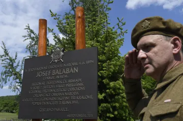 V Dobříši odhalili pamětní desku odbojáři a jednomu ze „tří králů“ Josefu Balabánovi
