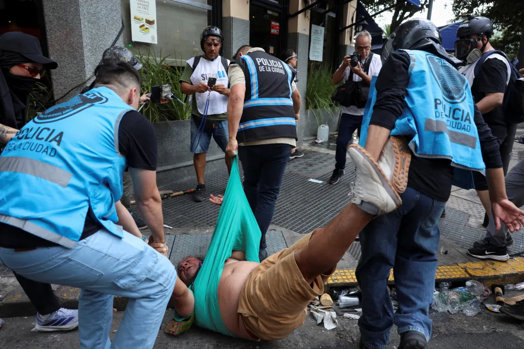 Zatýkání protestujícího