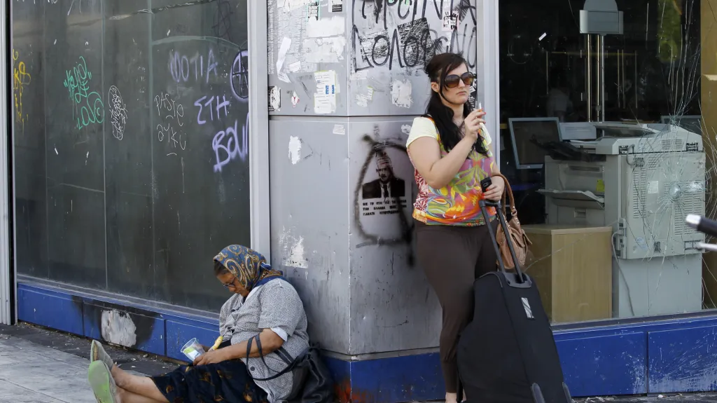 Žebračka a turistka v Aténách