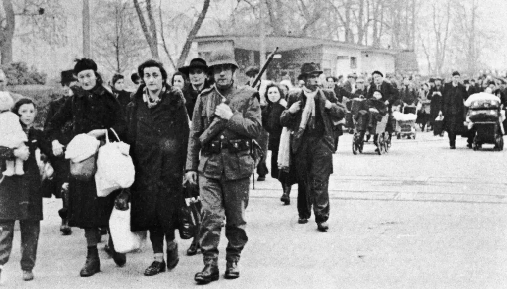 Holocaust se netýkal pouze Židů. Ve věznicích zahynuly stovky tisíc Romů, Slovanů, sovětských válečných zajatců, homosexuálů, mentálně a fyzicky postižených osob i politických vězňů