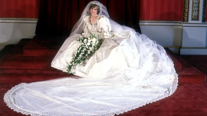 Diana Spencerová ve svatebních šatech od Elizabeth Emanuelové