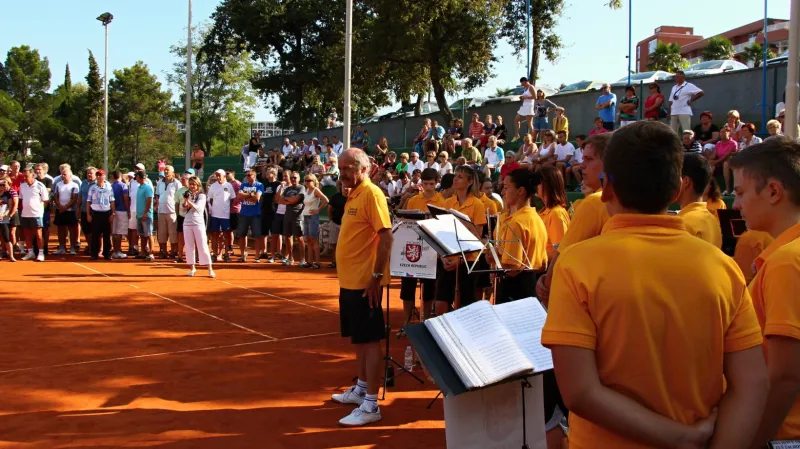 Vystoupení v úvodu tenisového turnaje