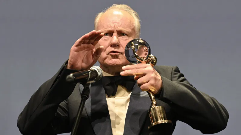 Stellan Skarsgard na festivalu v Karlových Varech převzal ocenění