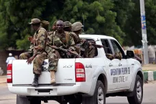 Ozbrojenci zastřelili na silnici v autě generála nigerijské armády