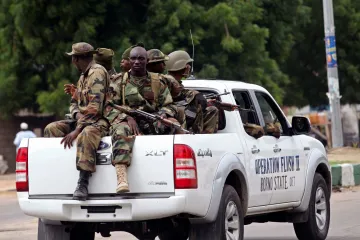 Ozbrojenci zastřelili na silnici v autě generála nigerijské armády