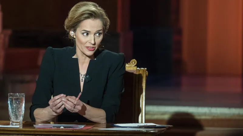 Světlana Witowská při moderování debaty prezidentských kandidátů Miloše Zemana a Jiřího Drahoše