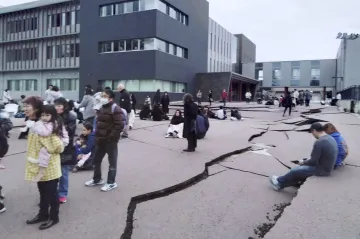 Po silném zemětřesení varuje Japonsko v části země před tsunami. Úřady hlásí čtyři mrtvé