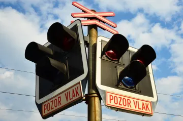 Ministerstvo chce na přejezdy dosadit čidla, odborníci mají výhrady