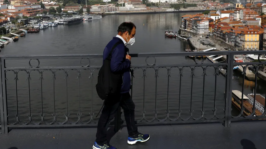 Muž s respirátorem v portugalském Portu