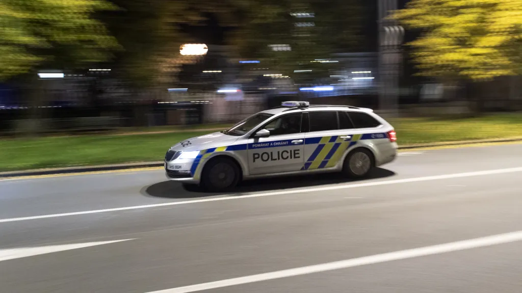 Policisté projíždějí 28. října po 21. hodině po Tylově nábřeží v Hradci Králové