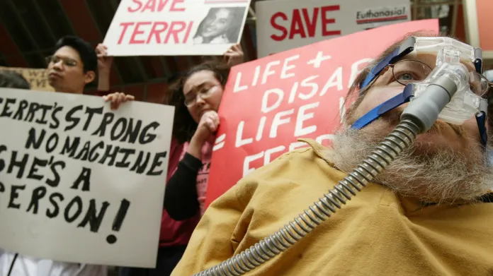 Demonstrace v USA po úmrtí Terri Schiavové