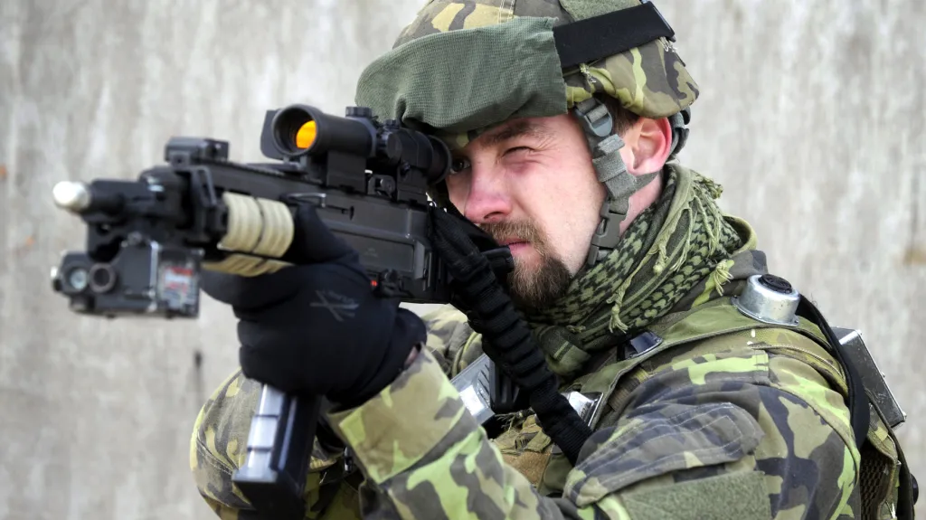 Voják vyzbrojený útočnou puškou CZ 805 Bren