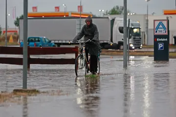 Západ Německa zasáhly silné bouřky. Ulicemi se valila voda, vítr polámal stromy