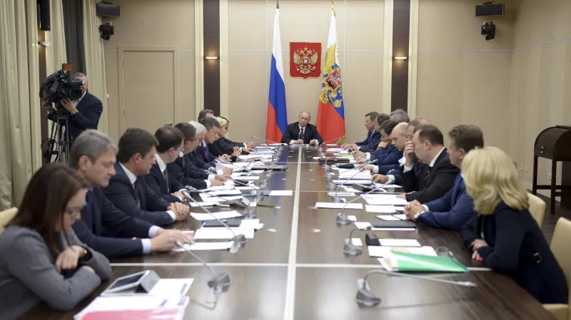 Vladimir Putin na setkání se členy vlády informoval o ruských náletech v Sýrii