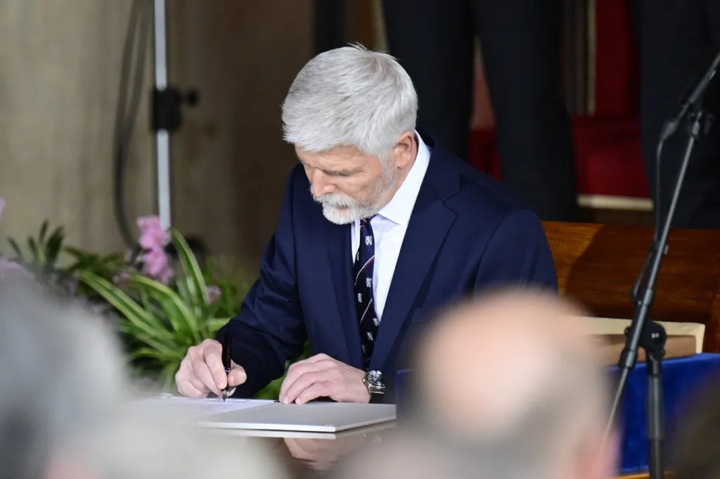 Petr Pavel stvrzuje prezidentský slib podpisem