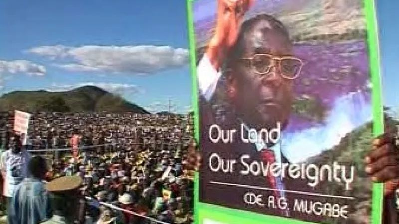 Přiznivci Roberta Mugabeho.