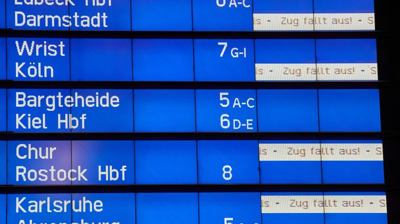 Odjezdová cedule na nádraží v Hamburgu oznamuje zrušené spoje