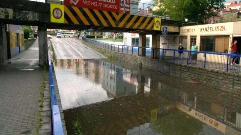 Zatopený podjezd ve Zlíně zkomplikoval provoz MHD