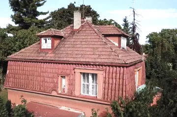 Reportéři ČT: Na kultivaci domova stařenky z Roztok brigádničili i lidé z radnice