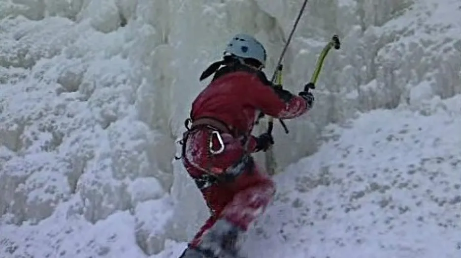 Horolezec na ledové stěně