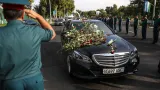 Auto z pohřební kolony zasypané květinami