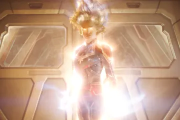 Recenze: Captain Marvel má ke spasitelce daleko. Samotnou ji jen tak tak zachraňuje komedie