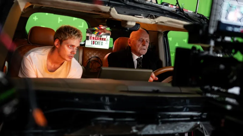 Bill Skarsgård a Anthony Hopkins při natáčení filmu V pasti