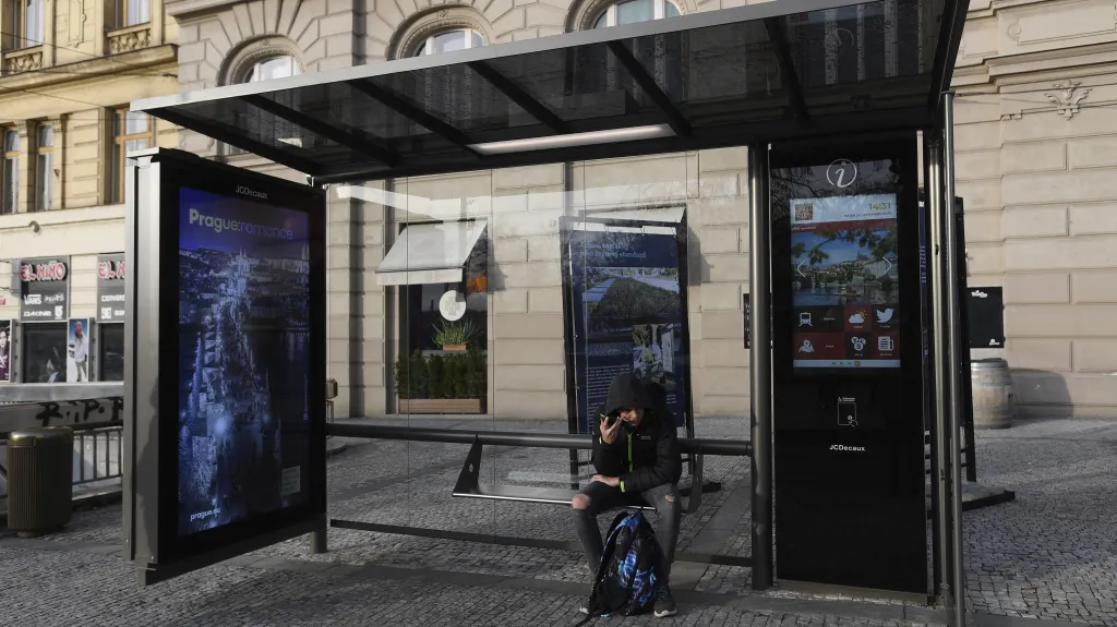 Přístřešek městské hromadné dopravy, kterou společnost JCDecaux umístila 29. listopadu 2019 na Palackého náměstí v Praze