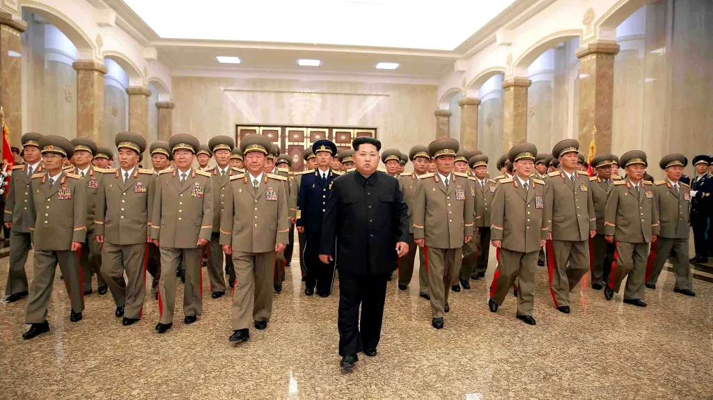 Kim Čong-un se špičkami severokorejské armády