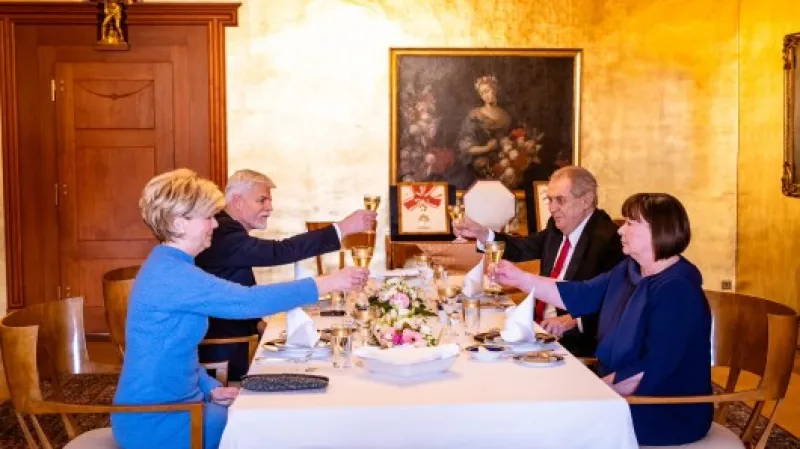 Obědem zvoleného prezidenta Pavla a bývalého prezidenta Zemana s manželkami začal po poledni na Pražském hradě program předcházející dnešní Pavlově inauguraci. Zdroj: Facebook Kanceláře prezidenta republiky