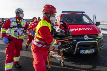 Při srážce autobusu a auta v pražských Satalicích se zranilo devět lidí
