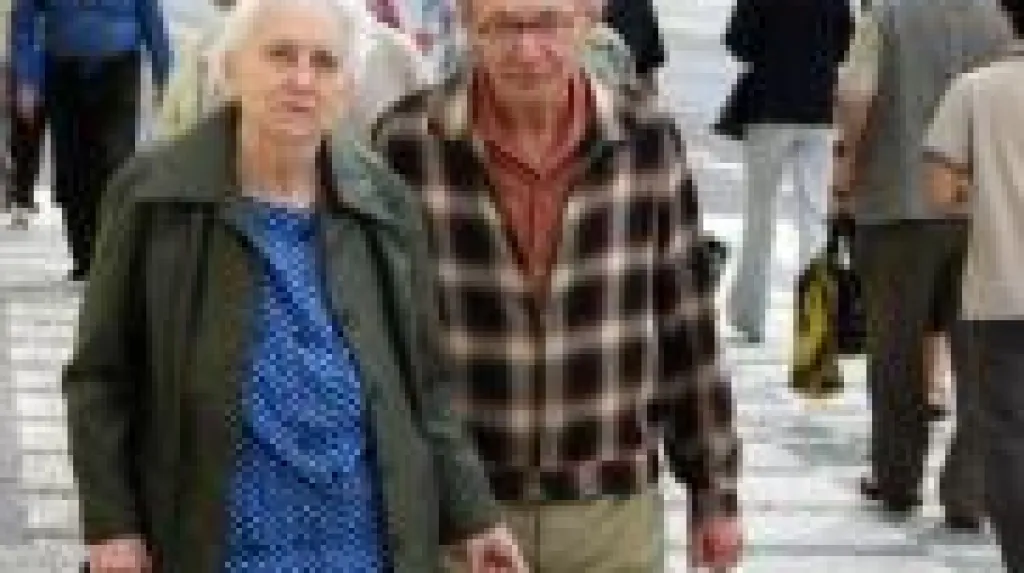 Důchodci na procházce