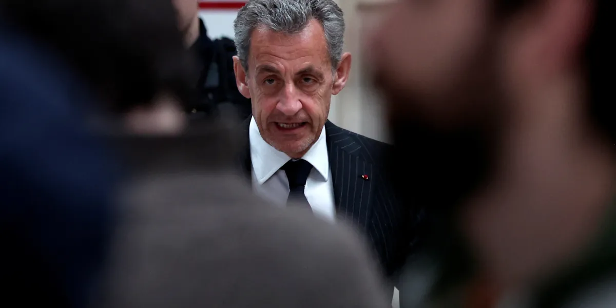 Sarkozy je vinný, rozhodl soud. Poslal ho na rok do vězení