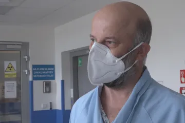 Považovali se za zdravé či v dobré fyzické kondici. Přesto skončili s těžším průběhem covidu v nemocnici