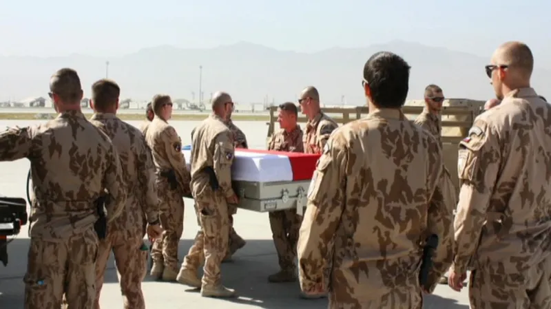 Česká jednotka v Bagrámu se loučila s padlými kolegy