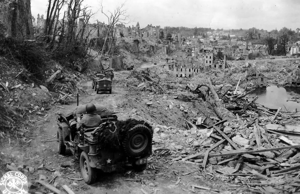 Americký armádní džíp 35. pěší divize dorazil do zničeného normandského města Saint-Lo ve Francii