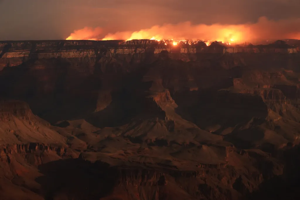 Grand Canyon v Arizoně zasáhl požár