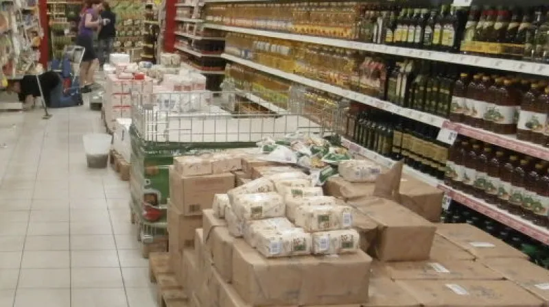 Regál napadený myšmi ve zlínském Intersparu