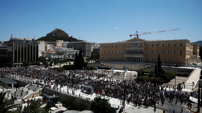 Pohled na demonstranty na aténském náměstí