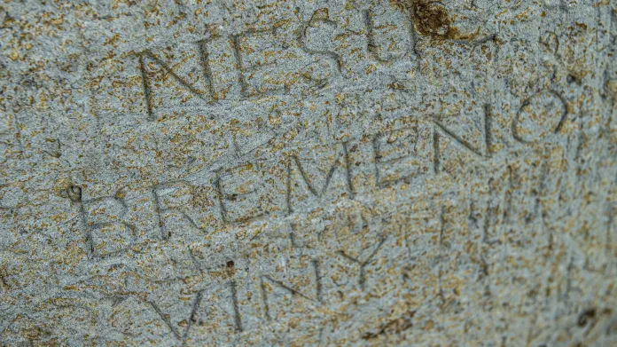 Nápis na rovenském kříži