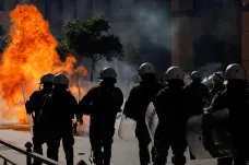 Řekové protestují kvůli nehodě vlaků, v Aténách policie použila slzný plyn