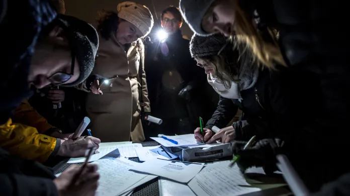 Demonstrací proti Ondráčkovi v GIBS se účastnily tisíce lidí