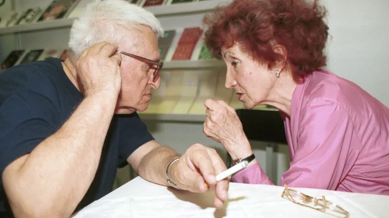 Josef Hiršal a Bohumila Grögerová během autogramiády jejich knihy Let let (1994)