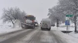 Vůz s radlicí odklízí sníh ze silnice u Měřína na Žďársku