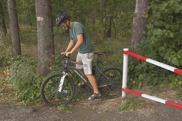 Cyklisté musí v lesích na Kutnohorsku obcházet závory. Správci je tam dali kvůli vozidlům a krádežím dřeva