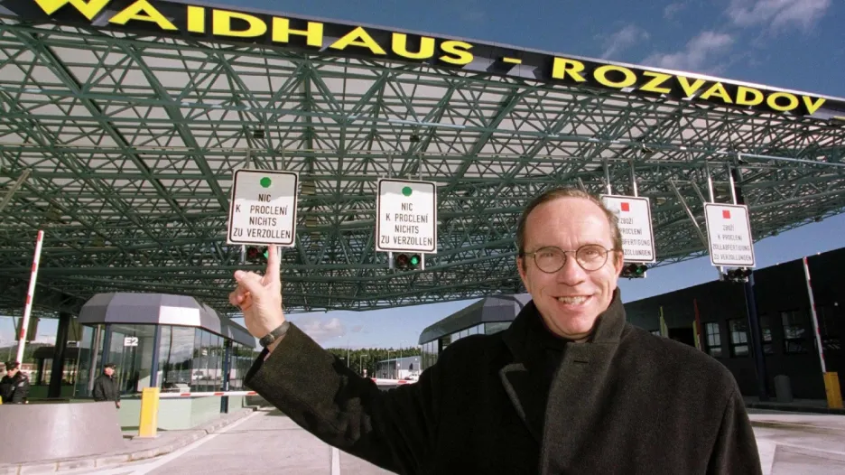 Fotografie z roku 1997 patří dnes cele historii. Spolkový ministr dopravy v poslední Kohlově vládě Matthias Wissmann na ní ukazuje novou dálniční celnici na Rozvadově. Wissmann skončil ve vládě po prohraných volbách v roce 1998, celnice se poroučela v polovině tohoto desetiletí. Potřeba ale nebyla již od vstupu ČR do schengenského prostoru v roce 2007