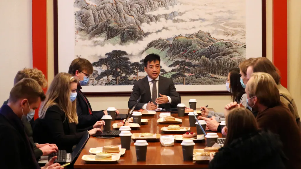 Čínský chargé d’affaires v Litvě Čchü Paj-chua v prosinci při setkání s novináři kritizoval postoj Vilniusu