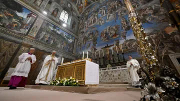 Papež Lev XIV. slouží mši v Sixtinské kapli ve Vatikánu